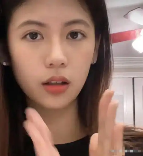 翁虹女儿晒近照比妈妈还美,穿抹胸连衣裙吹长笛,16岁美出新高度