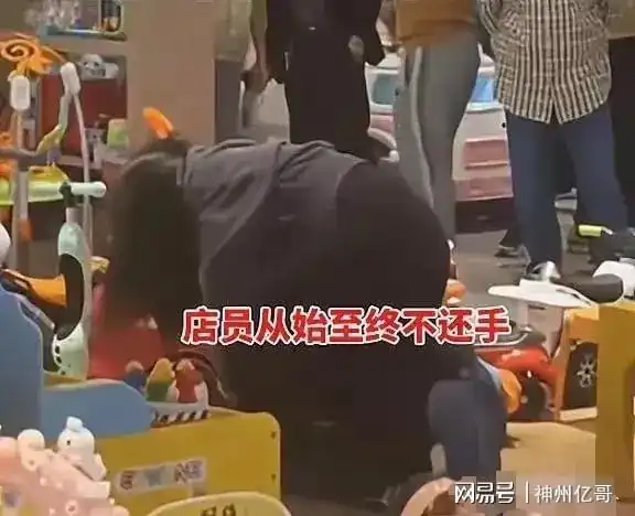 女子拿两年前买的东西去退货,店员不退遭女子扇耳光拳打脚踢