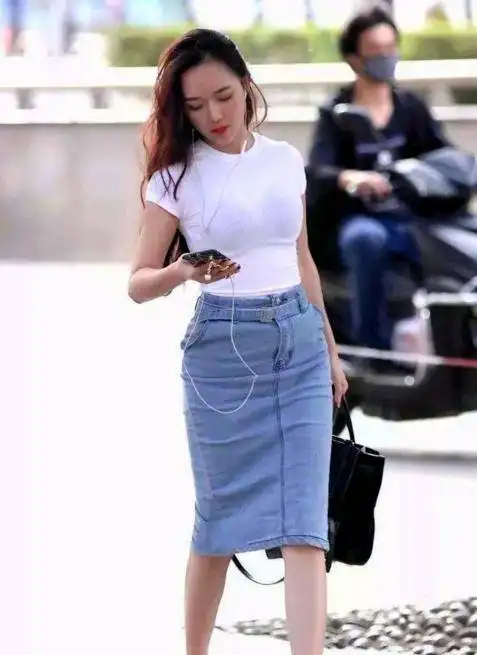 丸子头美女穿吊带连衣裙,性感撩人