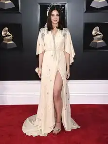 葛莱美红毯,女星用白玫瑰搭性感蕾丝