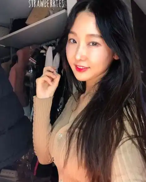 48岁的冻龄女神狂秀马甲线大长腿,美到女儿都嫉妒她