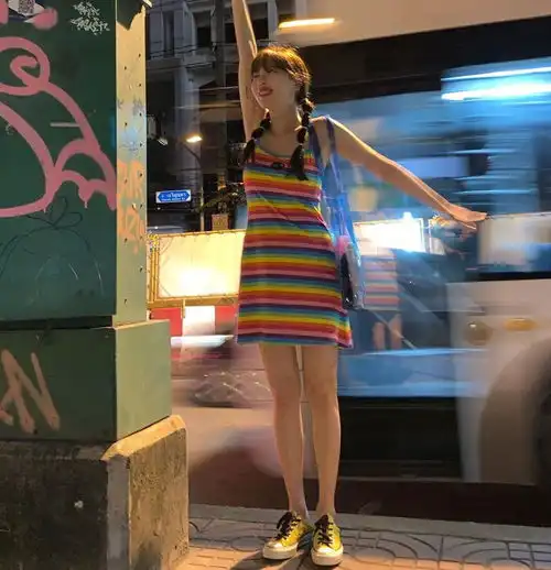 金泫雅带男友同框,穿彩虹裙扎辫子秒变少女,看到背部我酸了