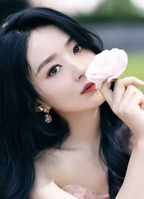 赵丽颖粉嫩自拍来袭,穿嫩粉色抹胸纱裙太显嫩,卷发优雅哪像当妈