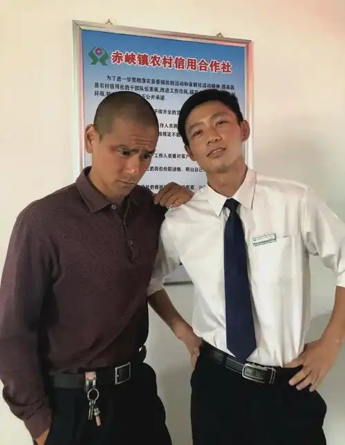 魏晨晒与彭于晏合照,两大型男皮肤黝黑气质全变,年龄上升变大叔