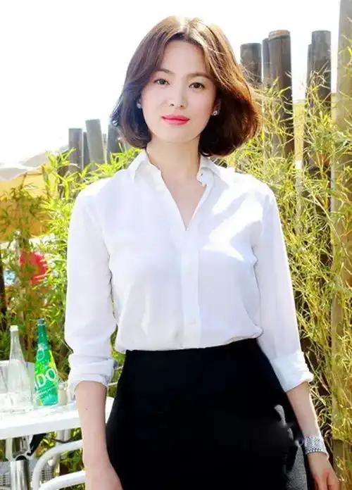 41岁宋慧乔新剧再演女精英,白衬衫配百褶裙减龄显嫩,颜值逆生长