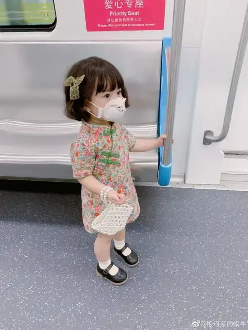 中国妈妈辟谣地铁小女孩是日本小孩别日本萌娃了,孩子是大中华儿女
