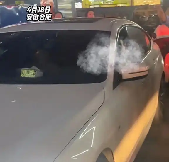 这种女人思维逻辑好奇葩女子停车堵了几十辆车,交警劝离反遭怼