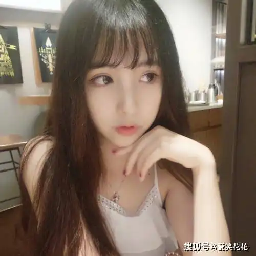 搞笑gif姑娘,你有点自作多情了,花是送给黑衣服美女的