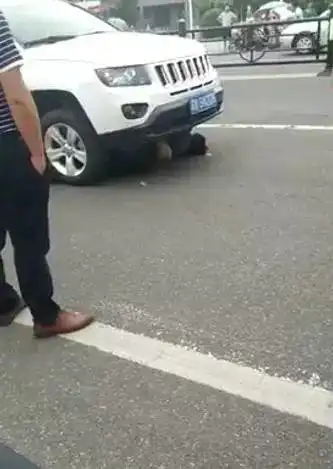 泗阳一女子被卷进车底,好心路人合力抬车救援