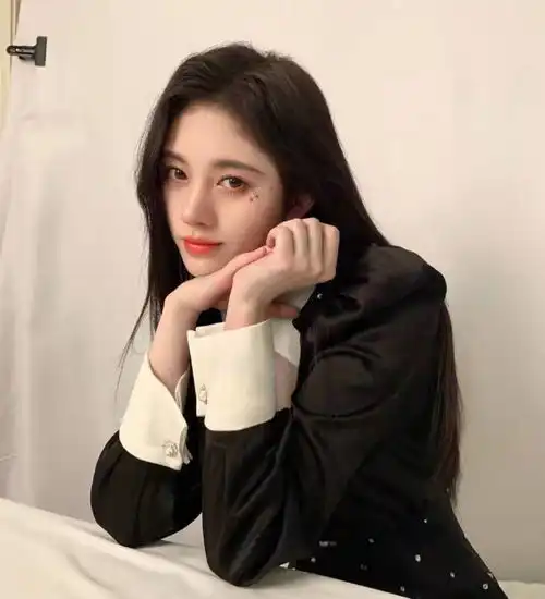 鞠婧祎疑似整容,鼻子疤痕太明显,四千年美女脸越来越僵