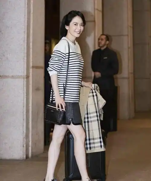 俞飞鸿一身军绿色的打扮,50岁的女人怎么看都只有30岁的感觉