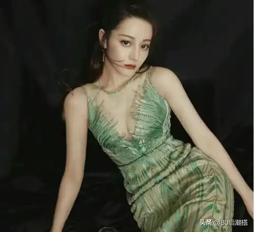 迪丽热巴似青蛇穿深v拍醉卧美人,秀半球事业线太性感