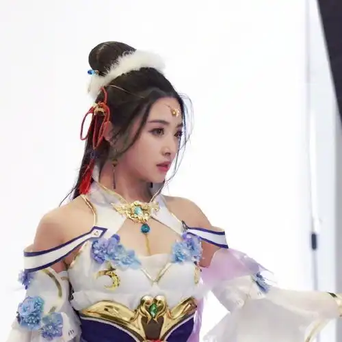 张含韵辟谣与彭冠英婚讯后再晒自拍,新刘海造型更显少女感