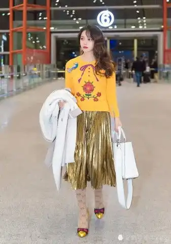 女人摄影伊能静现身首都机场妆容复古气质优雅完美演绎少女心辣妈