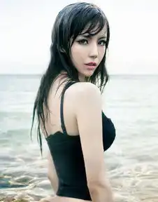 叶梓萱惊艳海边沐浴阳光