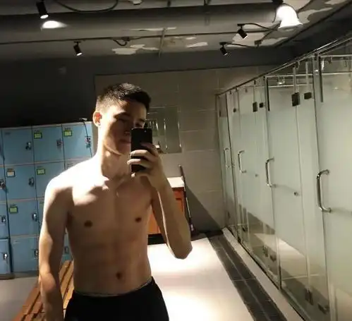 90后的文艺范型男用健身和运动重塑自我,衣服下藏着精瘦的肌肉