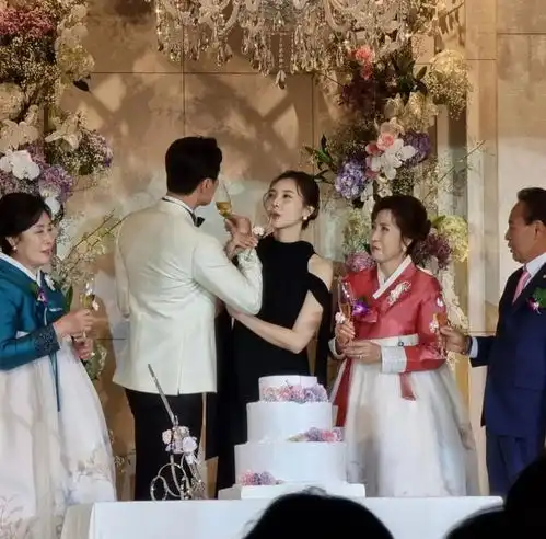 奉子成婚性感实力派女演员怀着三个月身孕幸福走上婚礼t台