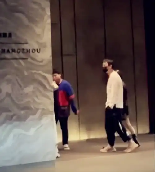 王思聪现身酒店获多位美女相伴,女孩风格都相似个个大长腿