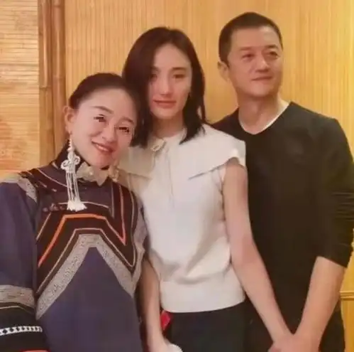 李亚鹏和小19岁女友回家过年新女友比王菲好看,身材不输超模