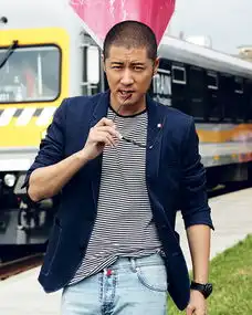 赵大人任重国外街拍曝光西装look尽显熟男魅力