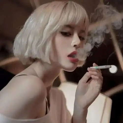 女生吸烟头像多说一句怕打扰,少说一句怕遗憾