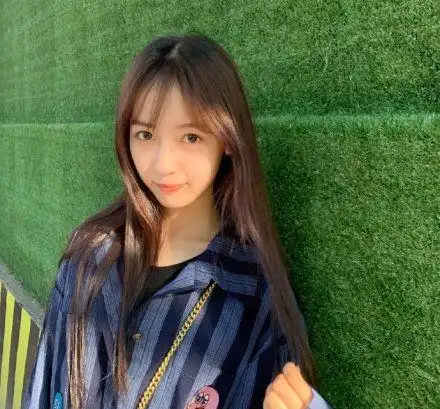 吴亦凡和美女十指紧扣,一同回吴亦凡住所,美女和宋祖儿还是同学