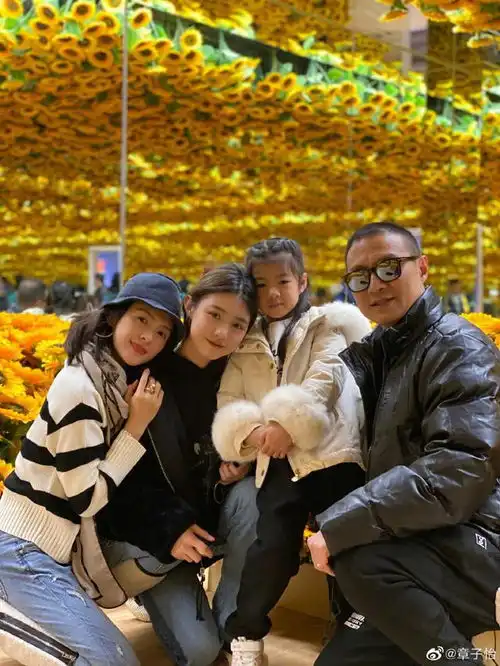 章子怡为大女儿庆祝16岁生日,粉丝说小苹果越来越美,像陈妍希