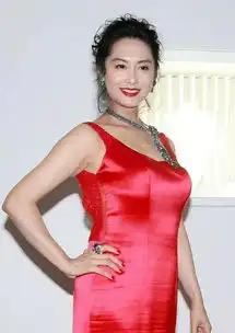朱茵红裙出席活动大秀美背,网友美人迟暮,中年危机