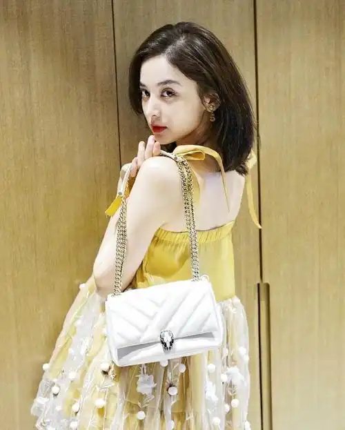古力娜扎一件娃娃裙真是嫩到了极致,可爱又个性,少女心满满呢