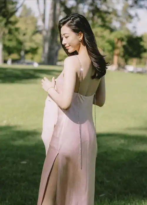 温雅国外大秀身材粉色吊带连衣裙配西装,女神范十足