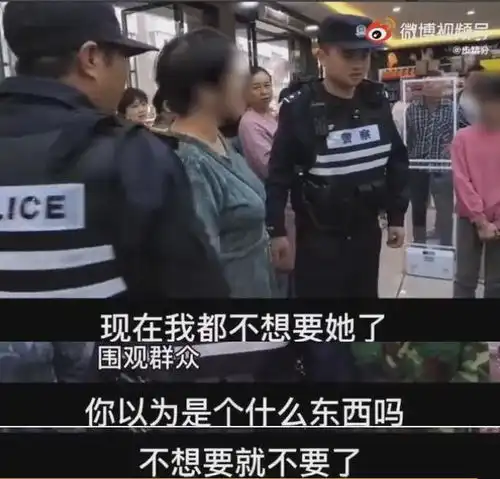女孩偷零食被抓,妈妈扇耳光不要你了,老板娘却看不下去了