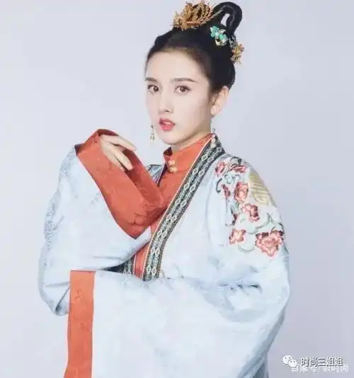 郭晶晶穿汉服出席活动,头一次见她古装扮相,头上戴的配饰好可爱