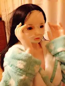 津男子买人偶当女儿
