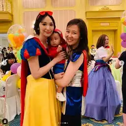 吴佩慈为两岁爱子庆生,小儿子长得超像妈,一人带三娃妈妈力十足