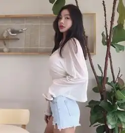 街拍紧身打底裤美女,尽显凹凸的身姿,充满女人味