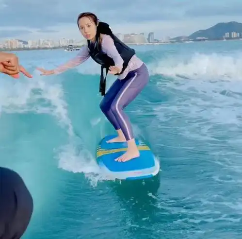 清纯女星吕一海上冲浪,穿紧身泳衣四肢纤细修长,不牵绳子掉海里