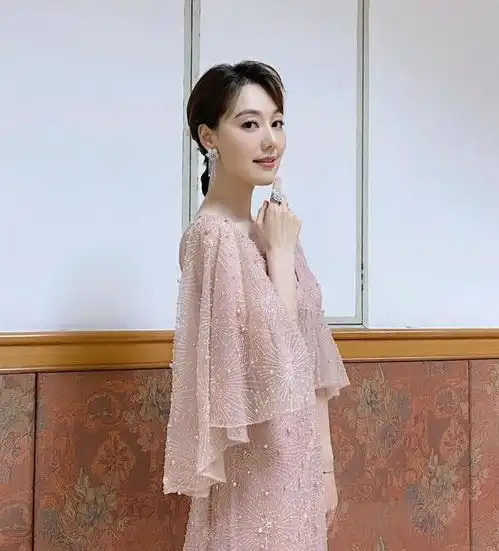 王冠又现高级穿搭,一袭v领连衣纱裙太优雅,气质女神真有品位