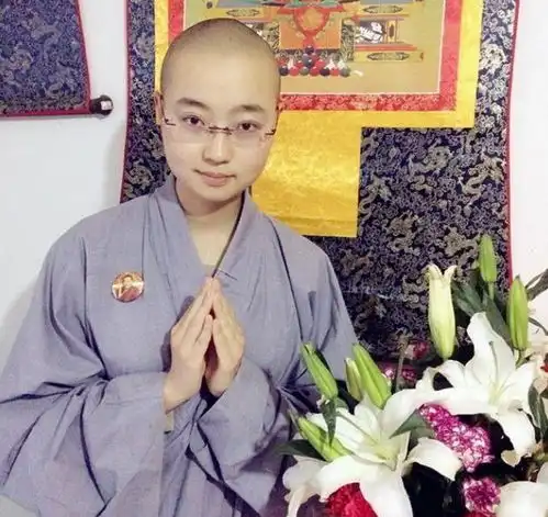 青岛大学高材生,8年前顿悟出家,相貌出众,被称为最美法师
