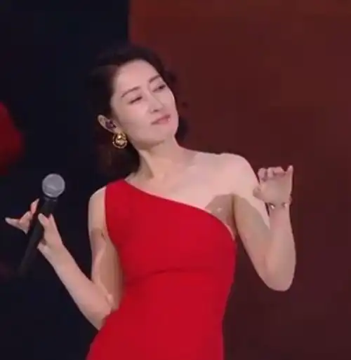刘敏涛沉浸式表情再登热搜,与硬糖少女现场尬舞,画面太魔性