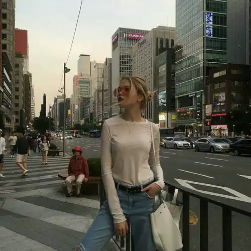 欧美女头像要把可爱和温柔藏起来留给值得的人.