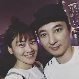 王思聪与路人合影曝光来者不拒平易近人