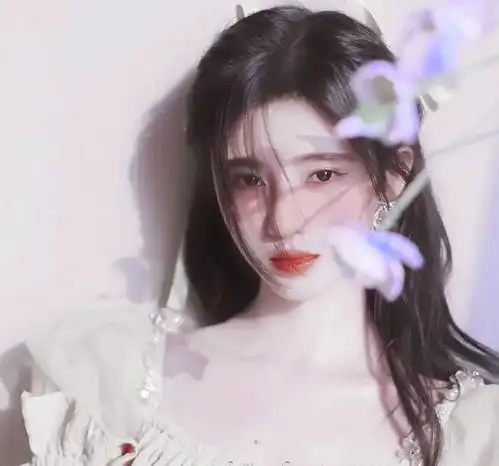 鞠婧祎确实很美,而当她和其他女星撞衫时,全身照就输得很明显了