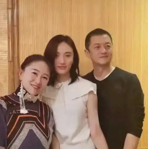 李亚鹏近照发福明显,与小女友见面笑容满面,一步三回头太宠溺了