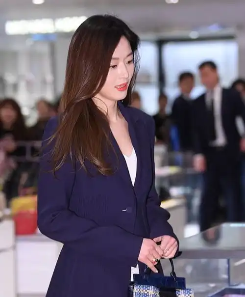 明星真抗老藏蓝色风衣配连衣裙知性干练,气质颜值堪称女神
