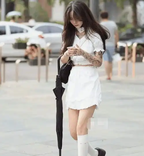 年轻美女街拍可爱甜美的小姐姐,穿出紧致身材