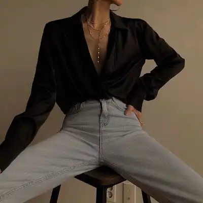 个性半身气质女头像,穿着打扮非常的时尚