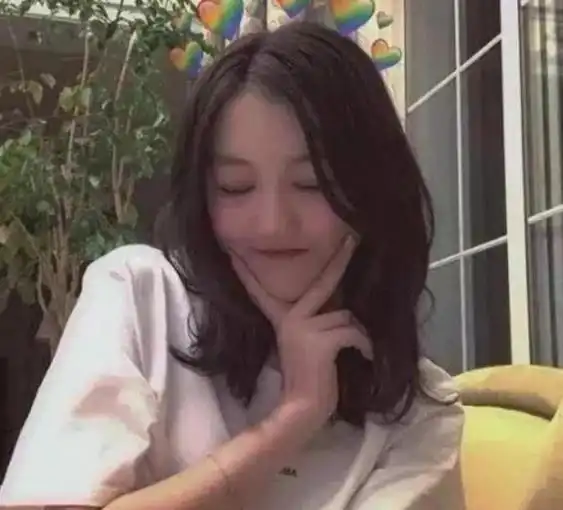 上帝果然是公平的差点毁了李嫣的嘴巴,却默默亲吻了她的双腿