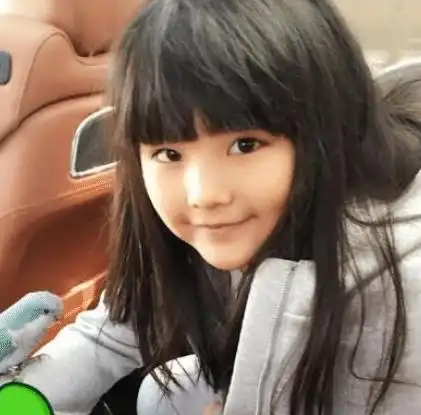 王岳伦更新动态,晒出女儿游玩迪士尼,12岁王诗龄超有气质