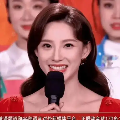 大美女马凡舒再当春晚主持人告别天下足球有遗憾