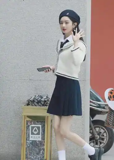 赵丽颖离婚后气质大变样,穿针织衫配短裙,33岁却如少女般甜美
